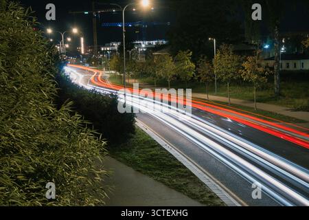 Feux de circulation de nuit sur la route urbaine courbe Banque D'Images