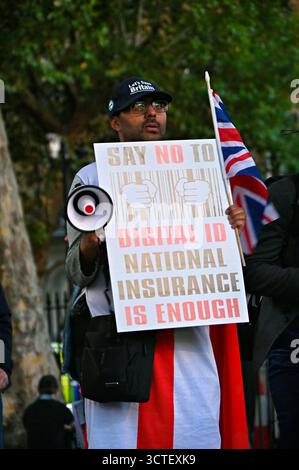 LONDRES, ROYAUME-UNI. 06 octobre 2025. Les gens ont protesté pour arrêter Starmer, qui a appelé à une identité numérique obligatoire comme une 'solution' à l'immigration. Le premier ministre britannique Keir Starmer a annoncé des plans pour un programme national d'identité numérique appelé la 'Brit Card' dans un effort pour lutter contre l'immigration illégale et réduire la menace posée par le parti populiste réformiste britannique. Le gouvernement britannique a déclaré qu'il exigerait que tous les employés aient un document d'identité numérique à Downing Street, Londres, Royaume-Uni. (Photo de 李世惠/Voir Li/Picture Capital) crédit : Voir Li/Picture Capital/Alamy Live News Banque D'Images