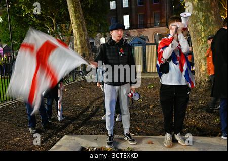 LONDRES, ROYAUME-UNI. 06 octobre 2025. Les gens ont protesté pour arrêter Starmer, qui a appelé à une identité numérique obligatoire comme une 'solution' à l'immigration. Le premier ministre britannique Keir Starmer a annoncé des plans pour un programme national d'identité numérique appelé la 'Brit Card' dans un effort pour lutter contre l'immigration illégale et réduire la menace posée par le parti populiste réformiste britannique. Le gouvernement britannique a déclaré qu'il exigerait que tous les employés aient un document d'identité numérique à Downing Street, Londres, Royaume-Uni. (Photo de 李世惠/Voir Li/Picture Capital) crédit : Voir Li/Picture Capital/Alamy Live News Banque D'Images