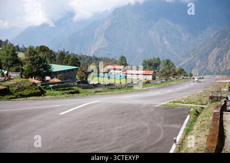 Vue de l'aéroport de Tenzing Hillary, aéroport le plus dangereux au monde, Lukla, Népal Banque D'Images