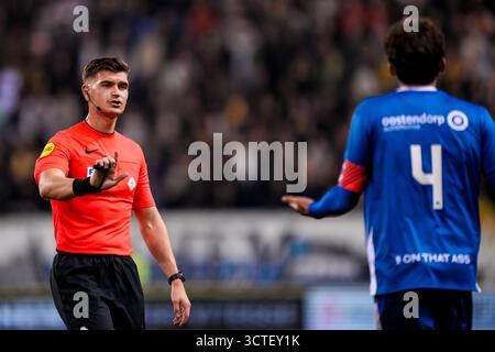 Arnhem, pays-Bas. 06 octobre 2025. ARNHEM, 06-10-2025, GelreDome, saison 2025/2026, football néerlandais Keuken Kampioen Divisie, match entre vitesse et FC Den Bosch, photo montre l'arbitre Joey Kooij crédit : Pro Shots/Alamy Live News Banque D'Images