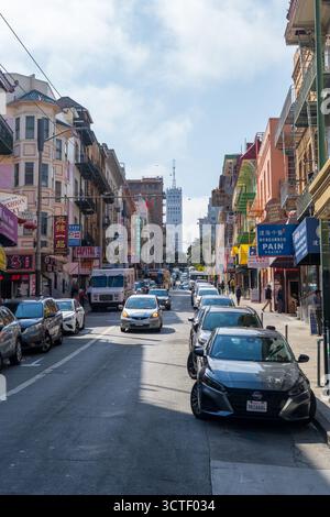 San Francisco, États-Unis - 12 septembre 2025 : vue sur une rue animée bordée de bâtiments colorés. Banque D'Images