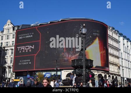 Londres, Royaume-Uni. 6 octobre 2025. Publicité pour Tron : Ares sur Piccadilly Lights dans Piccadilly Circus. Crédit : Vuk Valcic/Alamy Banque D'Images