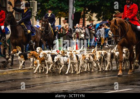 Munich, Allemagne - 18 septembre 2022 : vue de la parade de l'Octoberfest avec chevaux et chiens marchant dans les rues de la ville. Banque D'Images