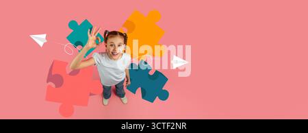 Enfant s'engageant joyeusement dans une activité de collage créatif à l'école pendant la classe d'art. Banque D'Images