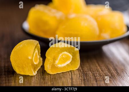 Dessert japonais mochi sur une table en bois. Banque D'Images