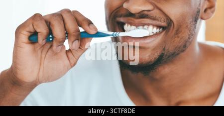 Soins buccaux. Gros plan sur les dents de brossage de jeunes hommes noirs Banque D'Images