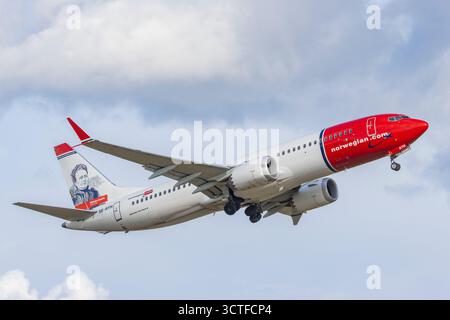 Minna Canthin mukaan nimetty Norwegian Boeing 737 Max 8 -lentokone nousussa Helsinki-Vantaalta.|||norvégien Boeing 737 Max 8, nommé d'après le finlandais WR Banque D'Images