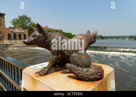 Charles, Illinois - États-Unis - 5 juin 2025 : statue Fox sur le pont au-dessus de la rivière Fox à l'occasion Charles, Illinois, USA. Banque D'Images