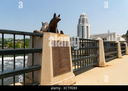Charles, Illinois - États-Unis - 5 juin 2025 : statue Fox sur le pont au-dessus de la rivière Fox à l'occasion Charles, Illinois, USA. Banque D'Images