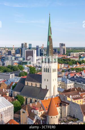Église oléviste, vieille ville et nouveau centre d'affaires à Tallinn, Estonie Banque D'Images