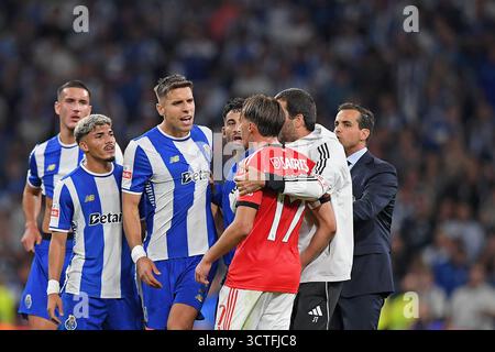 5 octobre 2025 : Dragao Stadium, Porto, Portugal : Premiera Liga du Portugal, FC Porto versus SL Benfica : William Gomes du FC Porto et Jan Bednarek se disputent avec Amar Dedic du SL Benfica après le match Banque D'Images