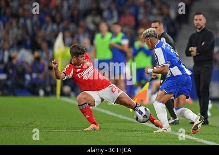 5 octobre 2025 : Dragao Stadium, Porto, Portugal : Premiera Liga du Portugal, FC Porto versus SL Benfica : William Gomes du FC Porto défie Samuel Dahl du SL Benfica Banque D'Images