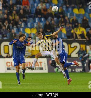 Arnhem, pays-Bas. 06 octobre 2025. ARNHEM, PAYS-BAS - 6 OCTOBRE : Teun van Grunsven du FC Den Bosch, Elias Huth du vitesse, Reda Akmum du FC Den Bosch lors du match néerlandais Keuken Kampioen Divisie entre vitesse et FC Den Bosch au Stadion Gelredome le 6 octobre 2025 à Arnhem, pays-Bas. (Photo de Ben Gal/Orange Pictures) crédit : Orange pics BV/Alamy Live News Banque D'Images