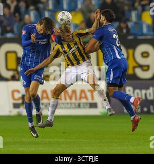 Arnhem, pays-Bas. 06 octobre 2025. ARNHEM, PAYS-BAS - 6 OCTOBRE : Teun van Grunsven du FC Den Bosch, Elias Huth du vitesse, Reda Akmum du FC Den Bosch lors du match néerlandais Keuken Kampioen Divisie entre vitesse et FC Den Bosch au Stadion Gelredome le 6 octobre 2025 à Arnhem, pays-Bas. (Photo de Ben Gal/Orange Pictures) crédit : Orange pics BV/Alamy Live News Banque D'Images