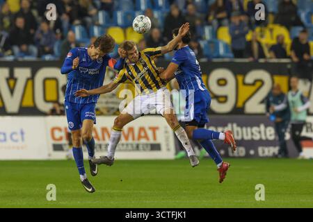 Arnhem, pays-Bas. 06 octobre 2025. ARNHEM, PAYS-BAS - 6 OCTOBRE : Teun van Grunsven du FC Den Bosch, Elias Huth du vitesse, Reda Akmum du FC Den Bosch lors du match néerlandais Keuken Kampioen Divisie entre vitesse et FC Den Bosch au Stadion Gelredome le 6 octobre 2025 à Arnhem, pays-Bas. (Photo de Ben Gal/Orange Pictures) crédit : Orange pics BV/Alamy Live News Banque D'Images
