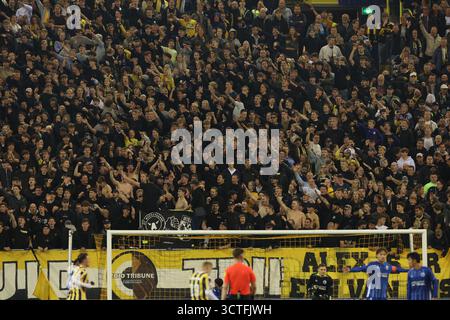 Arnhem, pays-Bas. 06 octobre 2025. ARNHEM, PAYS-BAS - 6 OCTOBRE : Vitessesupporters lors du match néerlandais Keuken Kampioen Divisie entre vitesse et FC Den Bosch au Stadion Gelredome le 6 octobre 2025 à Arnhem, pays-Bas. (Photo de Ben Gal/Orange Pictures) crédit : Orange pics BV/Alamy Live News Banque D'Images