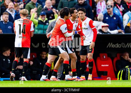 Rotterdam, pays-Bas. 05 octobre 2025. Rotterdam - Ayase Ueda de Feyenoord Rotterdam, Anis Moussa de Feyenoord Rotterdam célébrant le 1-0 de Ayase Ueda de Feyenoord Rotterdam lors de la huitième manche de compétition de la saison Eredivisie 2025/2026. Le match se déroule entre le Feyenoord Rotterdam et le FC Utrecht au Stadion Feijenoord de Kuip le 5 octobre 2025 à Rotterdam, aux pays-Bas. Crédit : Box to Box Pictures/Alamy Live News Banque D'Images