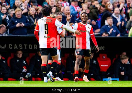 Rotterdam, pays-Bas. 05 octobre 2025. Rotterdam - Ayase Ueda de Feyenoord Rotterdam, Givairo Read de Feyenoord Rotterdam célébrant le 1-0 de Ayase Ueda de Feyenoord Rotterdam lors de la huitième manche de compétition de la saison Eredivisie 2025/2026. Le match se déroule entre le Feyenoord Rotterdam et le FC Utrecht au Stadion Feijenoord de Kuip le 5 octobre 2025 à Rotterdam, aux pays-Bas. Crédit : Box to Box Pictures/Alamy Live News Banque D'Images
