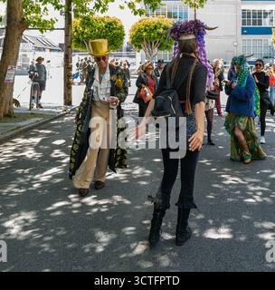 Danseurs costumés sur Harrison Street pendant le Carnaval San Francisco, un festival célébrant les cultures latino-américaines, caribéennes et africaines. Banque D'Images