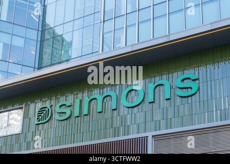 Gros plan du logo Simons et de l'enseigne sur le bâtiment à Toronto, Ontario, Canada Banque D'Images