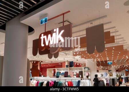 Le panneau Twik est vu au Centre Eaton à Toronto, Canada. Banque D'Images