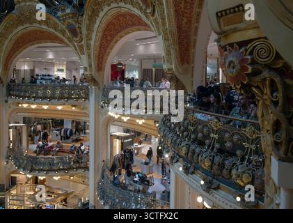 Personnes dans le magasin art nouveau Galeries Lafayette Haussmann Cupole dans la 9ème arondisement, Paris, France Banque D'Images
