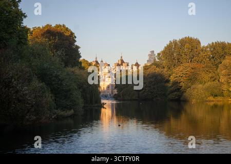 Londres, Royaume-Uni, 6 octobre 2025, la chaleur était de retour à Londres où les températures atteignaient 21c à St James Park. Voici des photos prises dans le parc alors que le soleil se couchait., Andrew Lalchan Photography/Alamy Live News Banque D'Images