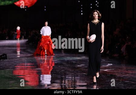 Paris, France. 6 octobre 2025. Les mannequins présentent les créations du designer Matthieu Blazy dans le cadre de son défilé printemps/été 2026 de collection prêt-à-porter femme pour la maison de couture française Chanel lors de la Fashion week à Paris, France, le 6 octobre 2025. Crédit : Gao Jing/Xinhua/Alamy Live News Banque D'Images