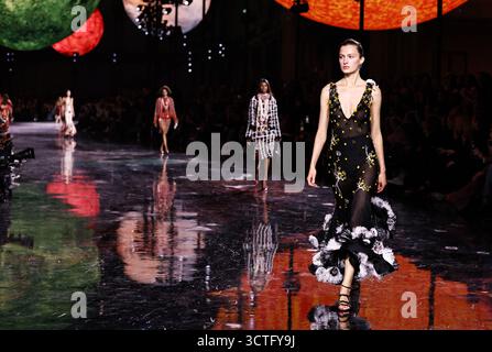 Paris, France. 6 octobre 2025. Les mannequins présentent les créations du designer Matthieu Blazy dans le cadre de son défilé printemps/été 2026 de collection prêt-à-porter femme pour la maison de couture française Chanel lors de la Fashion week à Paris, France, le 6 octobre 2025. Crédit : Gao Jing/Xinhua/Alamy Live News Banque D'Images