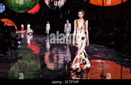 Paris, France. 6 octobre 2025. Les mannequins présentent les créations du designer Matthieu Blazy dans le cadre de son défilé printemps/été 2026 de collection prêt-à-porter femme pour la maison de couture française Chanel lors de la Fashion week à Paris, France, le 6 octobre 2025. Crédit : Gao Jing/Xinhua/Alamy Live News Banque D'Images