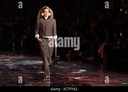 Paris, France. 6 octobre 2025. Un mannequin présente les créations du designer Matthieu Blazy dans le cadre de son défilé printemps/été 2026 de collection prêt-à-porter femme pour la maison de couture française Chanel lors de la Fashion week à Paris, France, le 6 octobre 2025. Crédit : Gao Jing/Xinhua/Alamy Live News Banque D'Images