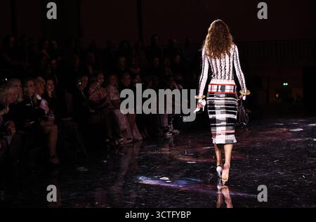 Paris, France. 6 octobre 2025. Un mannequin présente les créations du designer Matthieu Blazy dans le cadre de son défilé printemps/été 2026 de collection prêt-à-porter femme pour la maison de couture française Chanel lors de la Fashion week à Paris, France, le 6 octobre 2025. Crédit : Gao Jing/Xinhua/Alamy Live News Banque D'Images