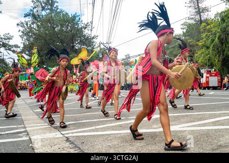 Garçons habillés en tenue tribale traditionnelle philippine, participants au Festival Panagbenga ou au Festival des fleurs de Baguio, Philippines Banque D'Images