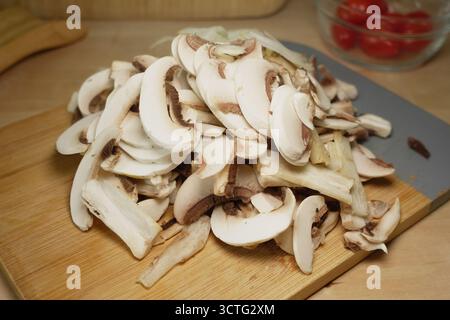 Champignons hachés prêts pour la cuisson dans un cadre de cuisine Banque D'Images