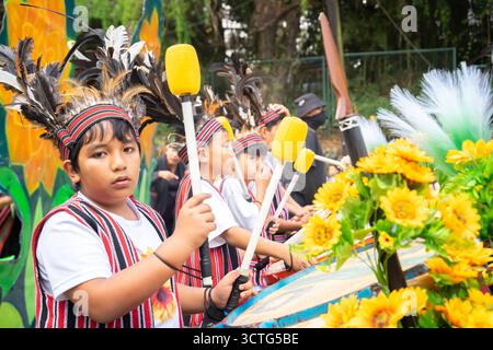Adolescents en costumes traditionnels jouant de la batterie, performance pendant le Festival Panagbenga à Baguio City, Philippines Banque D'Images