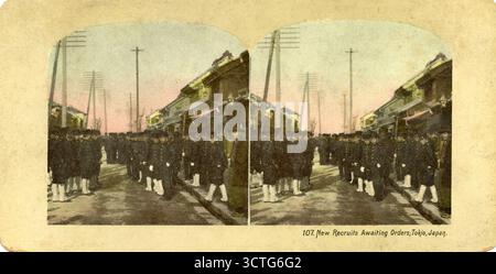 Image stéréographe, nouvelles recrues en attente de commandes, Tokio, Japon. Banque D'Images