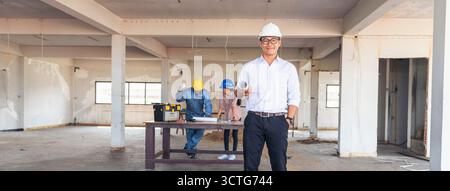 Bannière Réunion de l'équipe d'ingénieur en construction civile sur le chantier de construction avec l'équipe de confiance partenaire de travail d'équipe consulter ensemble. Équipe d'ingénieurs image Panorama d Banque D'Images