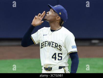 Milwaukee, États-Unis. 06 octobre 2025. Le lanceur de clôture des Milwaukee Brewers Abner Uribe (45 ans) réagit après que les Brewers aient battu les Cubs de Chicago 7-3 dans le deuxième match de la série de la Ligue nationale MLB à American Family Field à Milwaukee, Wisconsin, le lundi 6 octobre 2025. Les brasseurs ont une avance de 2-0 dans la série Best of Five. Photo de Tannen Maury/UPI crédit : UPI/Alamy Live News Banque D'Images