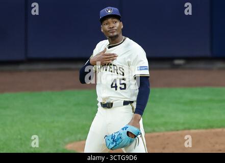 Milwaukee, États-Unis. 06 octobre 2025. Le lanceur de clôture des Milwaukee Brewers Abner Uribe (45 ans) réagit après que les Brewers aient battu les Cubs de Chicago 7-3 dans le deuxième match de la série de la Ligue nationale MLB à American Family Field à Milwaukee, Wisconsin, le lundi 6 octobre 2025. Les brasseurs ont une avance de 2-0 dans la série Best of Five. Photo de Tannen Maury/UPI crédit : UPI/Alamy Live News Banque D'Images