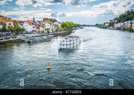 Heidelberg, Allemagne - août 29 2025 : ville historique de Heidelberg avec trafic maritime sur la rivière Neckar et ruines de château, Allemagne Banque D'Images