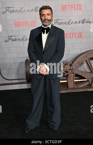 Los Angeles, États-Unis. 06 octobre 2025. Oscar Isaac arrive à la première de « Frankenstein » à Los Angeles qui s’est tenue à l’Academy Museum le 6 octobre 2025 à Los Angeles, CA. © LISA OConnor/AFF-USA.com crédit : AFF/Alamy Live News Banque D'Images