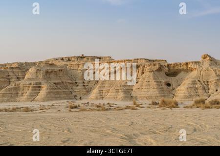 Falaises de grès érodées avec des formations de grottes dans le désert de Bardenas Reales, Navarre, Espagne, roche sédimentaire stratifiée, modèles d'érosion naturelle, Sandy Banque D'Images