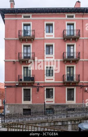 Façade rose classique de bâtiment résidentiel, architecture traditionnelle, conception symétrique, Appartement à plusieurs étages, vie urbaine, quartier historique Banque D'Images