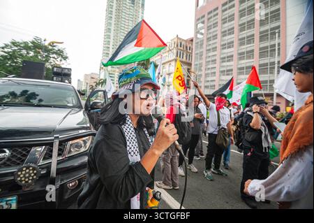 Quezon City, Quezon, Philippines. 7 octobre 2025. Les manifestants tentent de marcher vers l'ambassade des États-Unis pour protester contre leur implication dans le génocide palestinien. (Crédit image : © Kenosis Yap/ZUMA Press Wire) USAGE ÉDITORIAL SEULEMENT ! Non destiné à UN USAGE commercial ! Crédit : ZUMA Press, Inc/Alamy Live News Banque D'Images