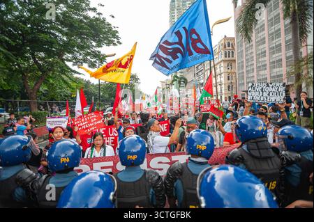 Quezon City, Quezon, Philippines. 7 octobre 2025. Les manifestants tentent de marcher vers l'ambassade des États-Unis pour protester contre leur implication dans le génocide palestinien. (Crédit image : © Kenosis Yap/ZUMA Press Wire) USAGE ÉDITORIAL SEULEMENT ! Non destiné à UN USAGE commercial ! Crédit : ZUMA Press, Inc/Alamy Live News Banque D'Images