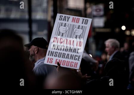 Londres, Royaume-Uni. 6 octobre 2025. Les manifestants « non à l’identité numérique » se rassemblent en face de Downing Street pour s’opposer à l’introduction d’une identité numérique. Le mois dernier, le gouvernement a annoncé son intention d’introduire un système d’identification numérique dans tout le Royaume-Uni, qui, selon lui, aidera à lutter contre le travail illégal et, par conséquent, découragera l’immigration illégale. Le régime entrera en vigueur à la fin de cette législature, au plus tard en août 2029. Les critiques ont soulevé des préoccupations au sujet de la protection de la vie privée et de la sécurité des données. Crédit : Guy Corbishley/Alamy Live News Banque D'Images