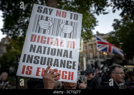 Londres, Royaume-Uni. 6 octobre 2025. Les manifestants « non à l’identité numérique » se rassemblent en face de Downing Street pour s’opposer à l’introduction d’une identité numérique. Le mois dernier, le gouvernement a annoncé son intention d’introduire un système d’identification numérique dans tout le Royaume-Uni, qui, selon lui, aidera à lutter contre le travail illégal et, par conséquent, découragera l’immigration illégale. Le régime entrera en vigueur à la fin de cette législature, au plus tard en août 2029. Les critiques ont soulevé des préoccupations au sujet de la protection de la vie privée et de la sécurité des données. Crédit : Guy Corbishley/Alamy Live News Banque D'Images