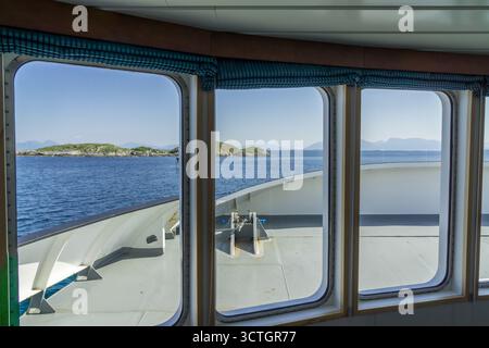 Vue de la fenêtre depuis le ferry sur la côte extérieure de la Norvège Banque D'Images