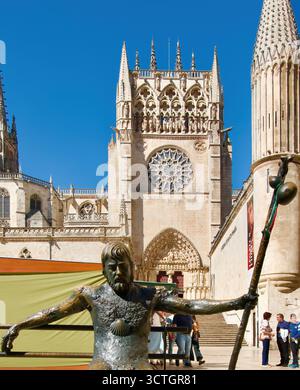 Statue en bronze assise el Peregrino par Teodoro Antonio Ruiz devant la cathédrale Plaza de San Fernando Burgos Castlie et Leon Espagne Europe Banque D'Images